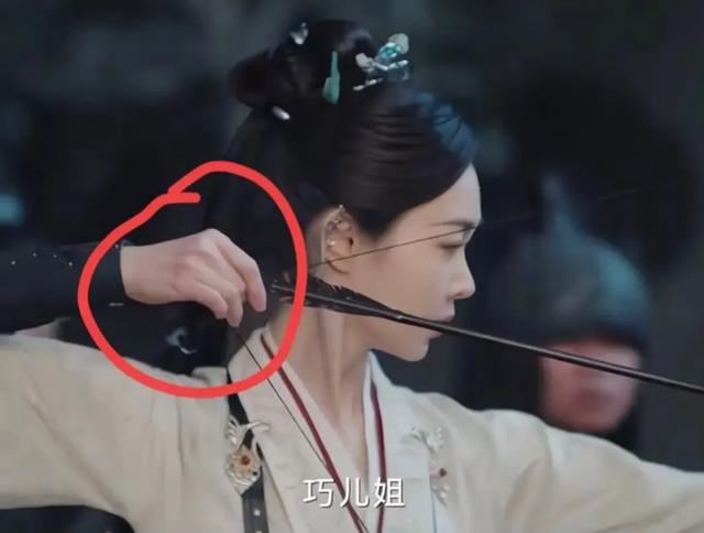 同样演女将军，把35岁李沁和36岁宋轶对比，差距太大了