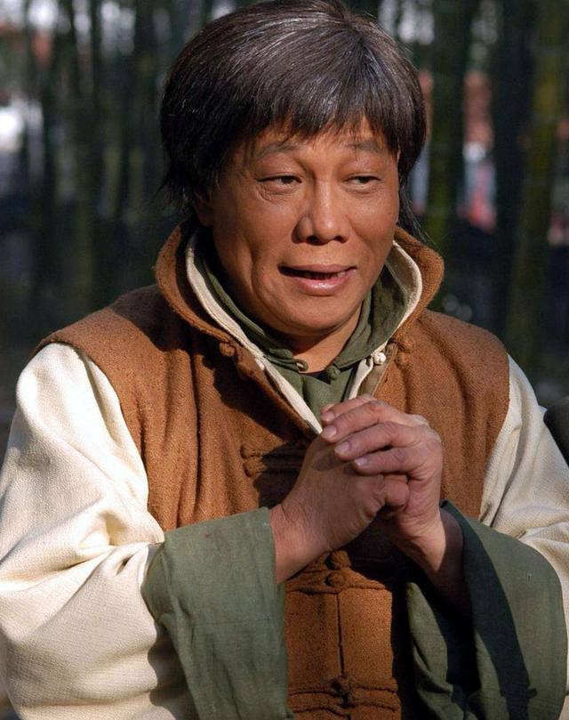 林凤娇也没想到，成龙竟在梁小龙去世后，因一特殊举动扭转了口碑