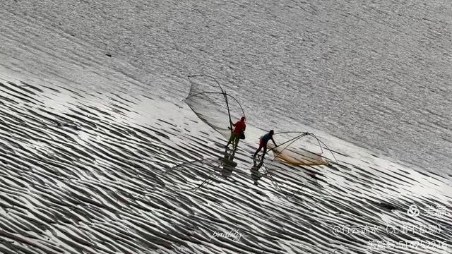 彩色旅图｜光影里的霞浦：捕捉退潮日出的瞬间，沙滩带着酒窝微笑
