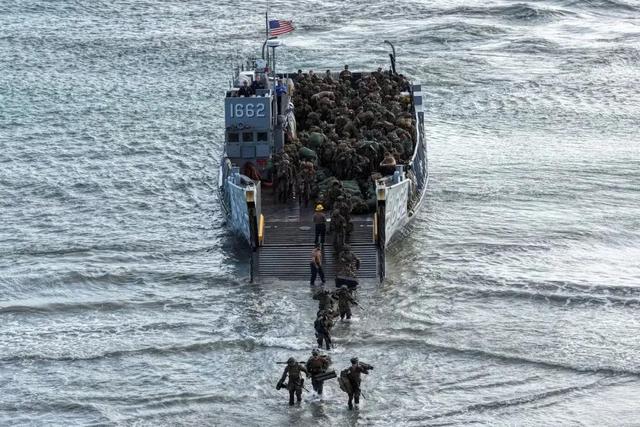 摊牌了！美国备战信号强烈，川普要“砍官增兵”，第一波福利已发