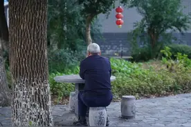 我活了68岁才发现:人老了失去价值，晚年的亲情变得无情又现实。图片