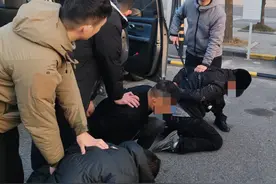 5人有3人患艾滋，民警抓捕时受伤流血，最新进展：正留院观察图片