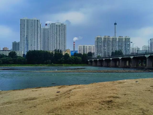 流经吉林市区的松花江