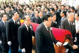 中国第二位享国葬待遇的广东人，身价2000亿，儿子却给别人当司机图片