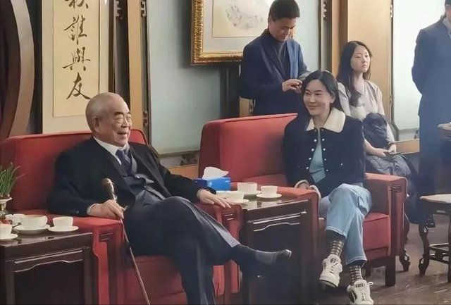 87岁范曾近况：他86岁娶的小50岁娇妻徐萌，如今已成他的晚年依靠
