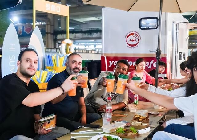 美国姑娘来中国旅游，回国发文称:中国的晚上太危险，千万别出门