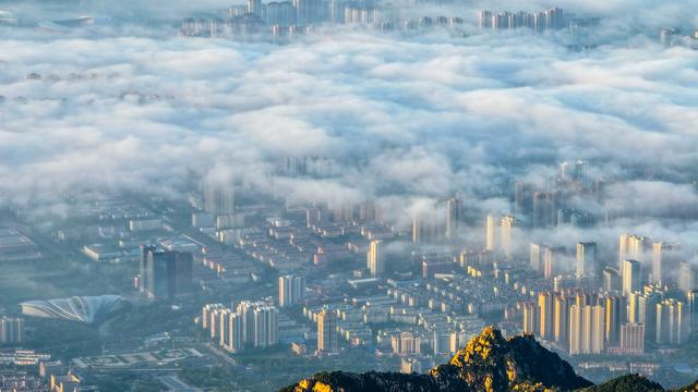 泰山云海之上的天地交响