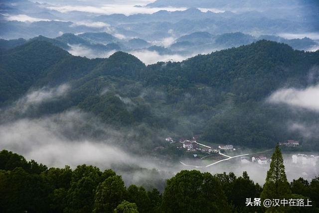 汉中云峰寺日出：金光照破雾千层，半是仙踪半是尘​！