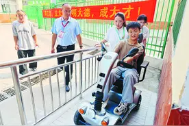 阜阳“脑瘫女孩”来肥上大学了图片