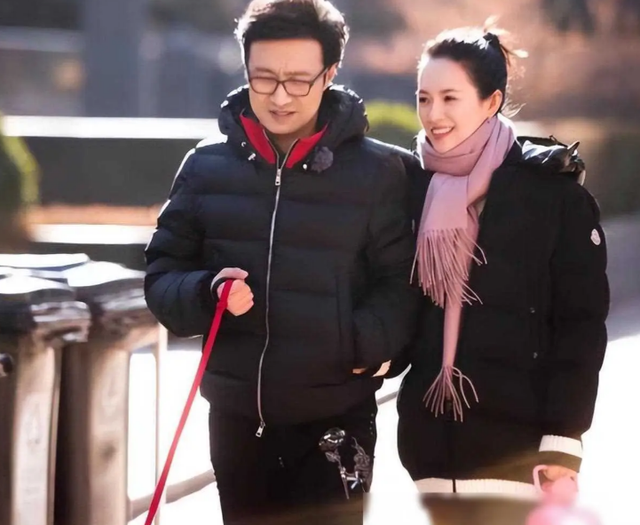 章子怡也没想到，离婚刚两年的54岁汪峰，竟走上了另一条上坡路