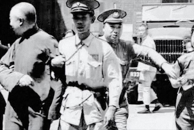 1946年，地下党开会时突然听到小贩大喊卖糖，会议负责人：快撤退