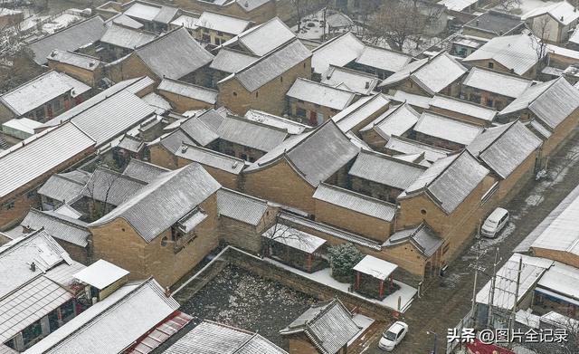 山西襄汾：初雪映丁村 古宅美如画
