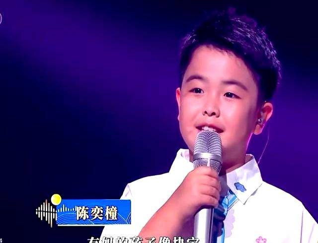 佟丽娅和儿子朵朵同台演唱《世上只有妈妈好》，小酒窝台下打Call