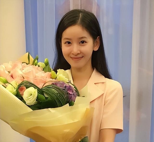 31岁章泽天现身迪拜，2万块穿搭被嘲“奶奶装”，住5位数一晚酒店