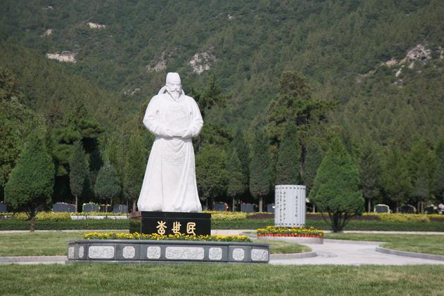 龙山墓园：于陵园规划中绘就历史与生态新画卷