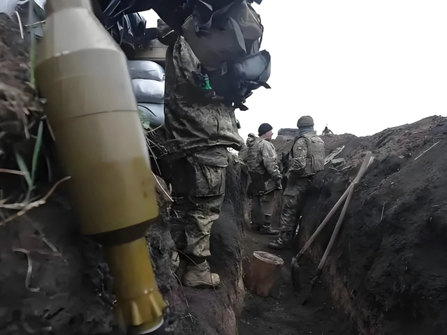 雪上加霜，红军城失守，德国准备大干一场，不料特朗普连捅两刀？