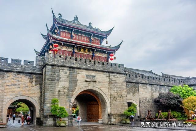 灌县古城：千年历史与都江堰水利工程的完美交融