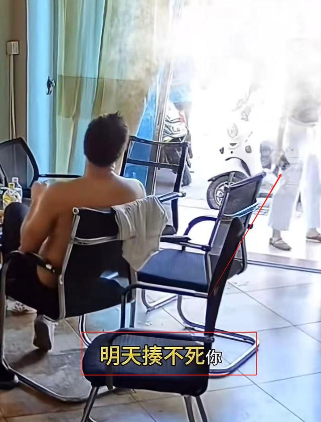 闹大了！女子为一碗面踢烂店主的门，被带走时哭了，店主拒不和解