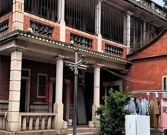 赖昌星前妻曾明娜现状：独居3000平老宅，种花做饭，活成人生赢家