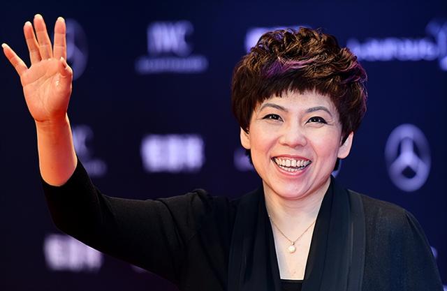 涉贪腐被带走、败光20亿、移民改国籍，邓亚萍身上的谣言太离谱