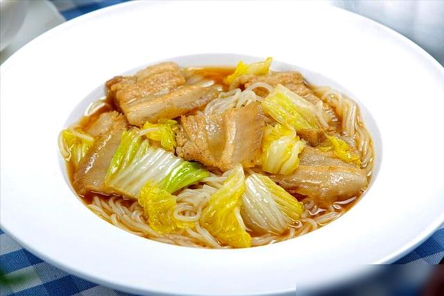 白菜炖豆腐，先炒白菜还是豆腐？大厨教你正确顺序，鲜香又入味