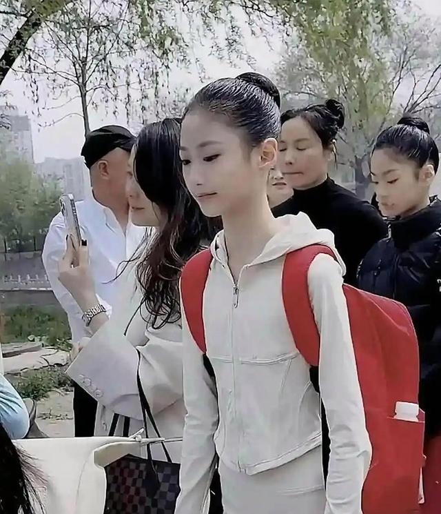 北戏招生现两个女孩，素颜胜过浓妆，路人纷纷回头