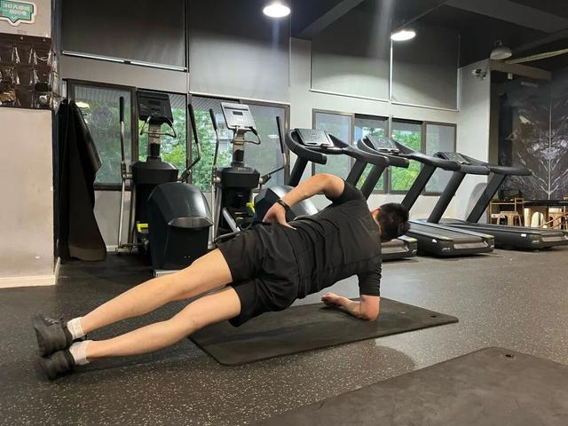 182北京私教的坦克胸肌把我劝退了他只有四块腹肌身体却这么离谱