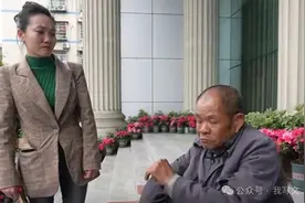 四川，女子抛弃养父多年，得知养父房子拆迁分176万，跪地请求分她一半，养父拒绝后被告上法庭图片