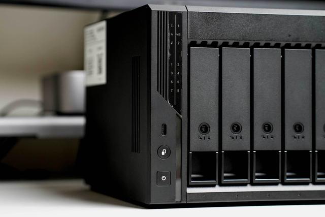 新品首发拆解丨不再躺平的高颜值NAS威联通Qu805