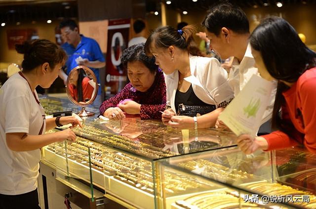 黄金一年暴涨近50%，全球央行疯狂囤抢，普通人咋跟风能稳赚不赔