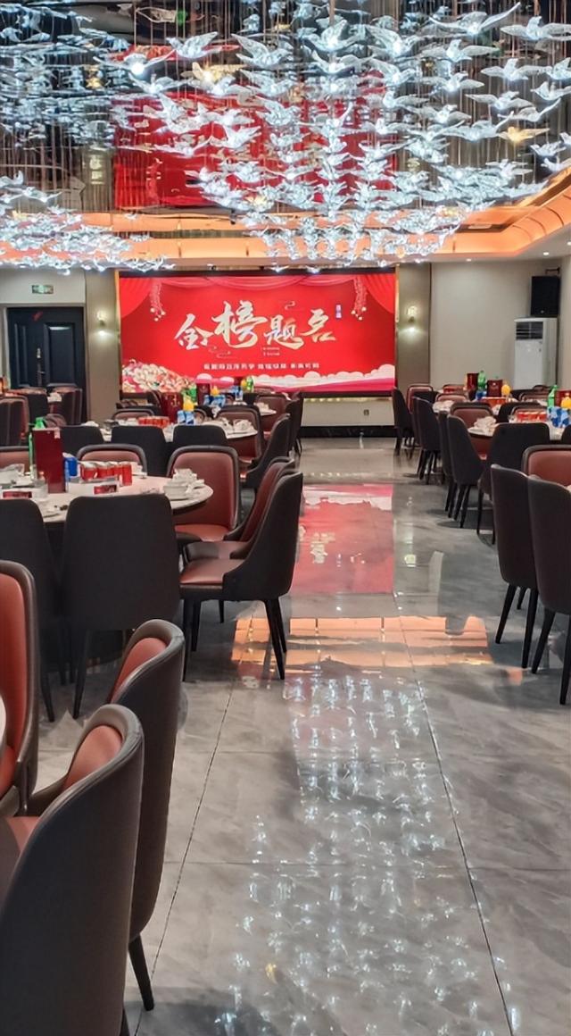 富豪儿子考上211,保姆随礼5千,保姆儿子上大学,富豪回礼5百