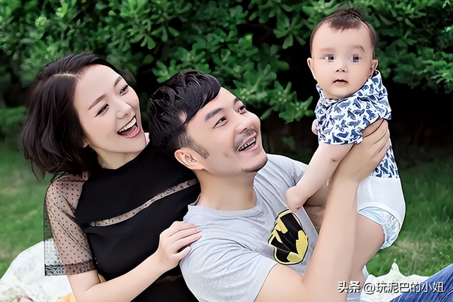 51岁汪涵现状:常年居住在长沙,穿人字拖嚼槟榔,大烟斗不离身