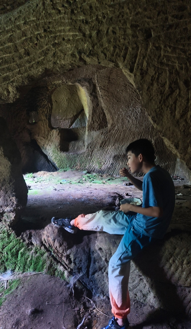 重庆大学城深山发现一排蛮子洞，内部有古人留下的文字和生活痕迹