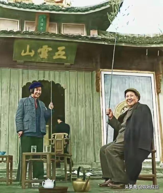 毛主席一家四口合影，四人脸上全是笑意，李讷紧挨毛主席