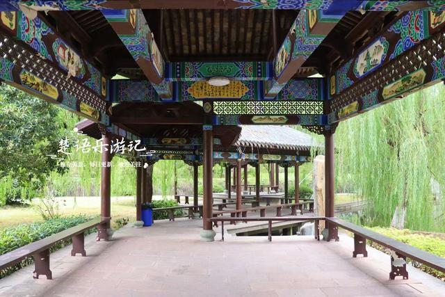 宁波北仑发现一个园林型风景，彩绘长廊与假山瀑布相映，景美如画