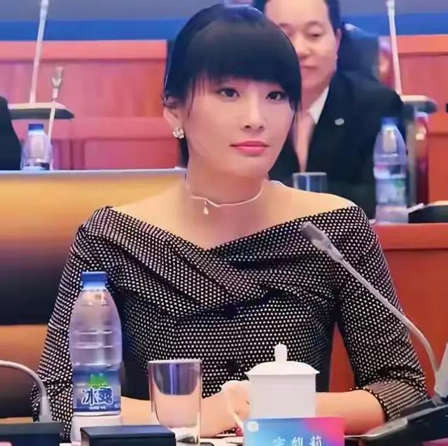 恍然大悟！宗泽后上蹿下跳，宗馥莉却按兵不动，原因竟在于施幼珍