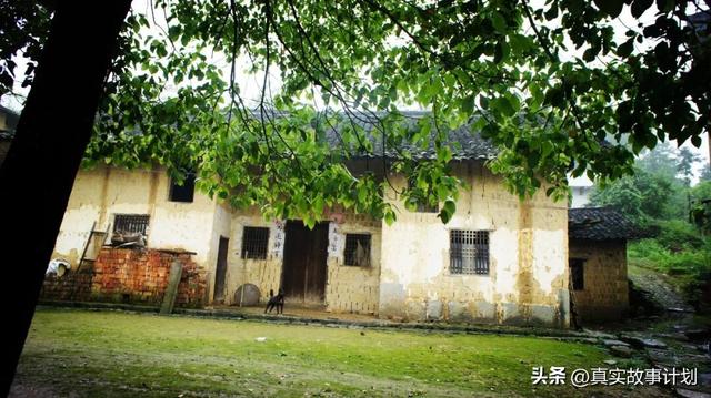 一个女人，像一个灰黑的影子