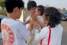 小女孩被困车内，快昏迷了！危急时刻！日照三名中学生……图片