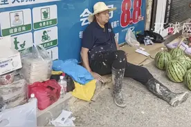 贵州榕江洪灾，国人捐赠物资，副县长满身泥泞累瘫了图片