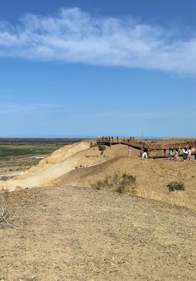 游新疆乌伦古湖海上魔鬼城