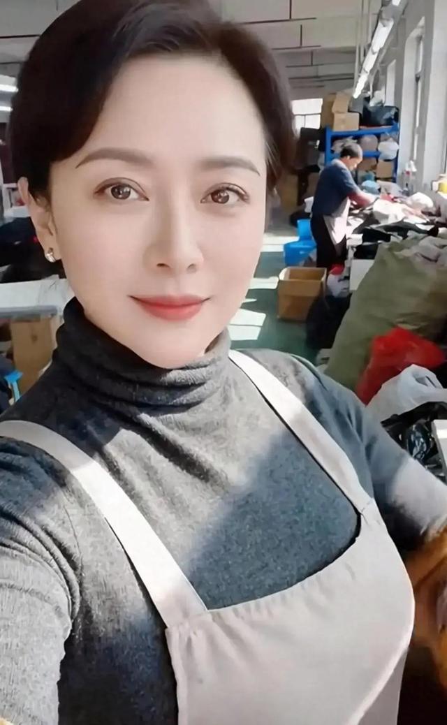 我52岁跟老公异地分居在厂里上班，耐不住寂寞，每天晚上出去散步