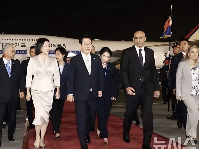 韩国第一夫人惊艳了埃及！59岁穿丝绸收腰裙，小腹凸起也难掩风韵