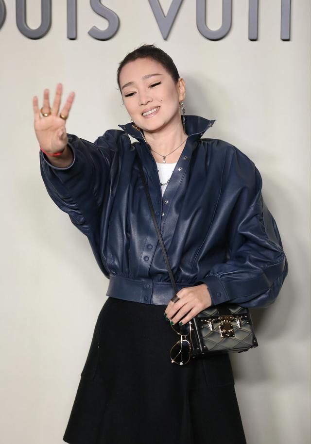 这一夜，全程冷脸、穿蓬蓬裙的巩俐，让所有人见识了她的江湖地位