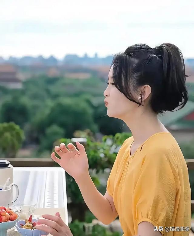 王艳太有钱了，穿睡衣在自家花园散步，背后就是紫禁城！