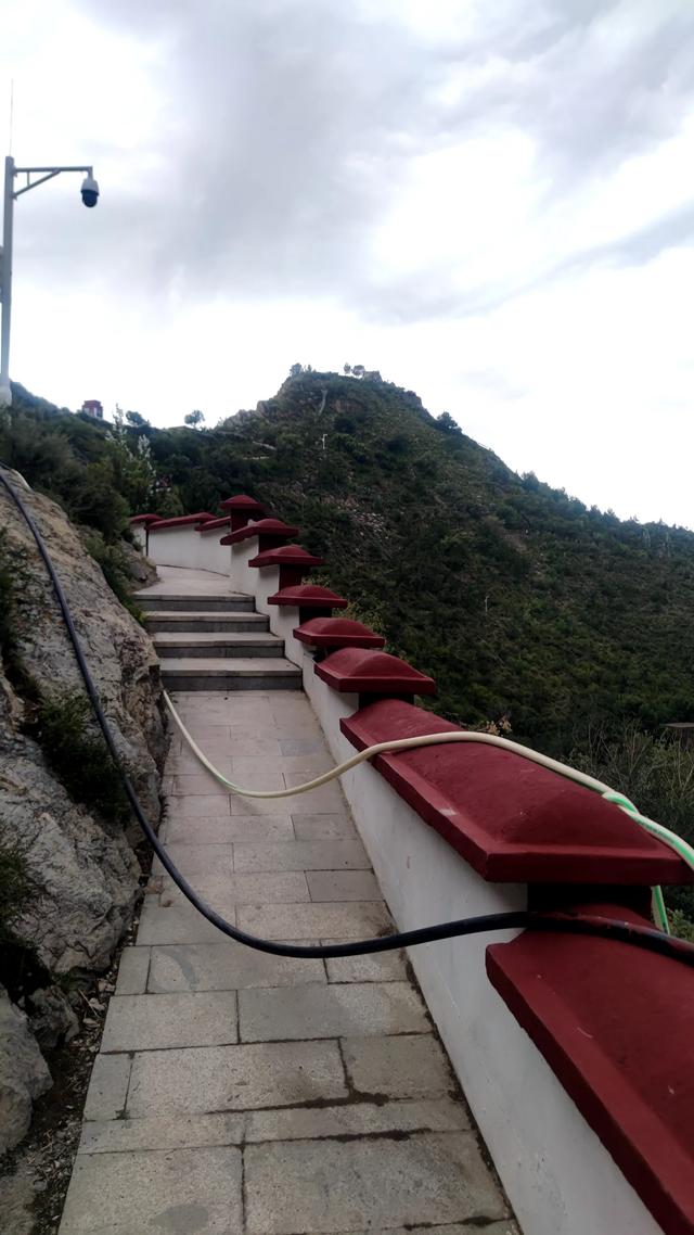 拉萨药王山北面团结公园，今年新竣工开放，雨中漫步眺望布达拉宫
