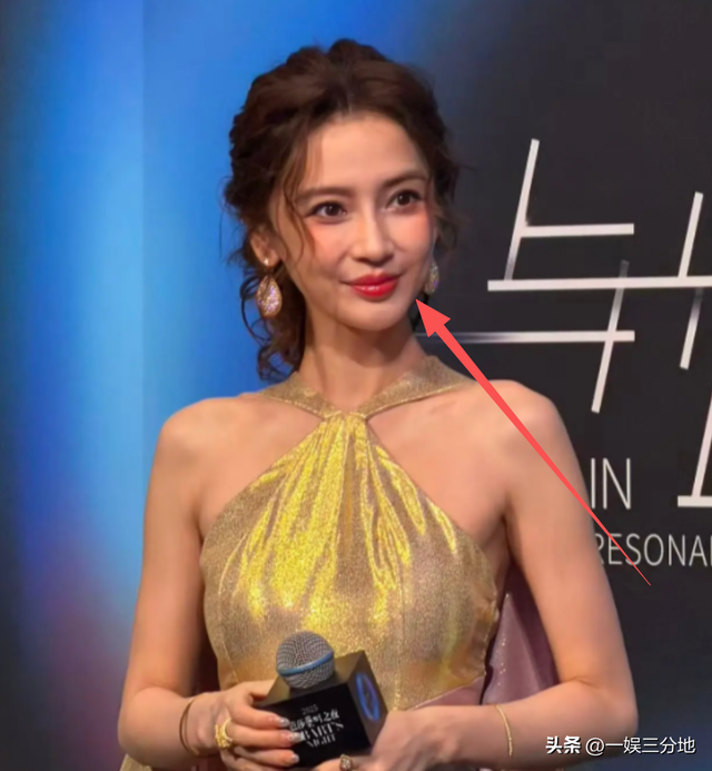 北京红毯，摔跤	、独眼龙造型、礼服搭棉鞋	，走秀反成大型灾难现场