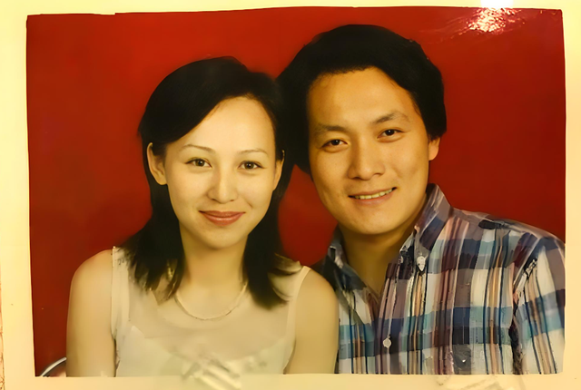 她19岁与导演私奔，在地下室裸婚连生3胎，今被丈夫用7部剧捧红