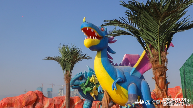 花仙藏河州韵，恐龙述亿年史！花开临夏不夜城景观，藏着独属于花都临夏的“精彩故事 文化浪漫”～