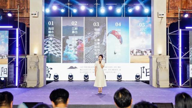 大批人冒雨赶来！富阳这里，太有氛围感了！