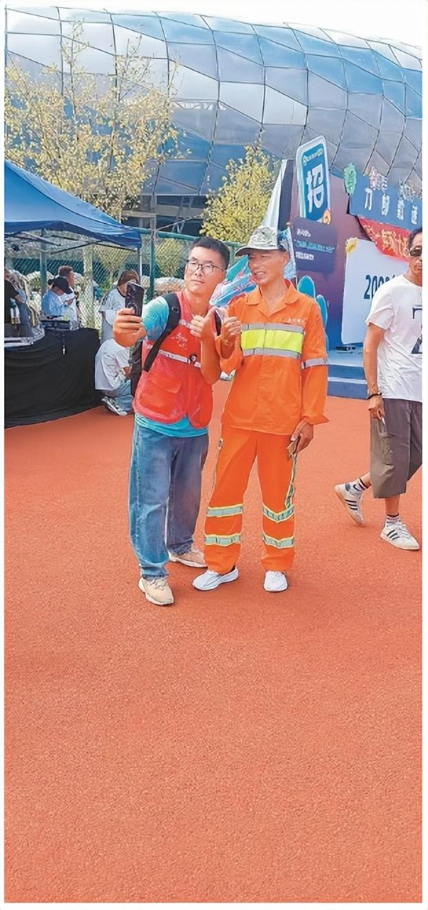 63岁环卫工凭啥成为被邀“刀迷”